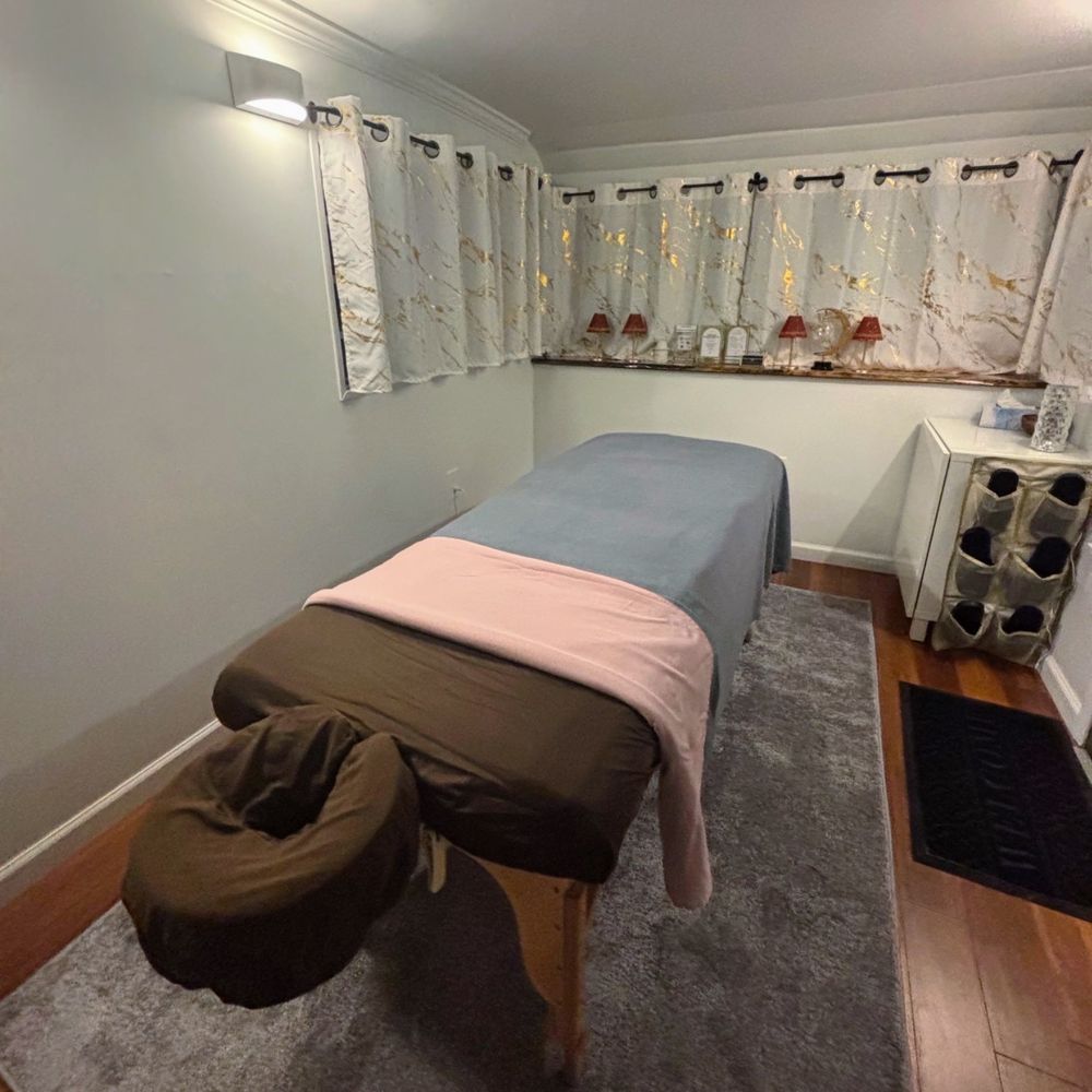 Aromatherapy and hot stone therapy sessions at the ultimate spa near Gulshan