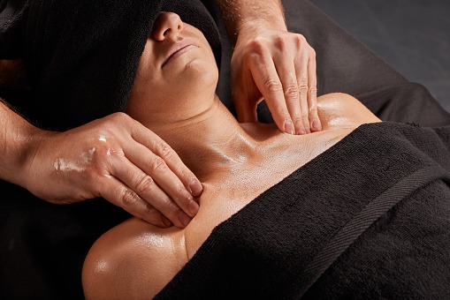 Professional therapist performing a full body massage in Gulshan 2